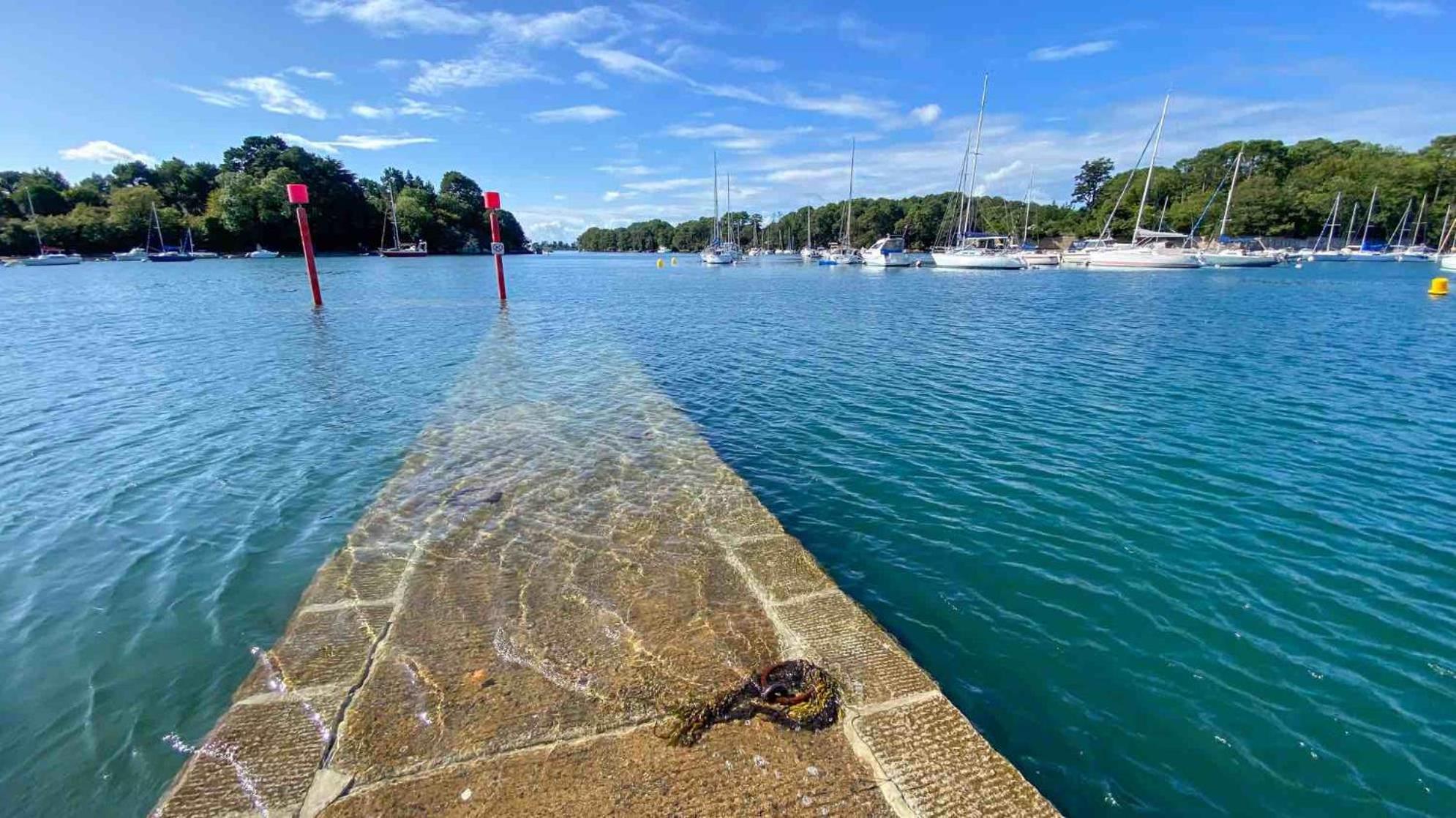 L'insoupconnee Sur Le Port De *